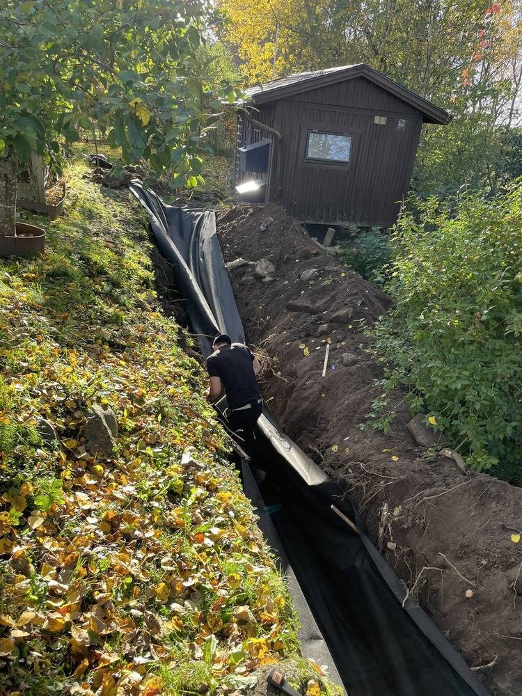 Schaktdike med utlagd geotextil längs slänt